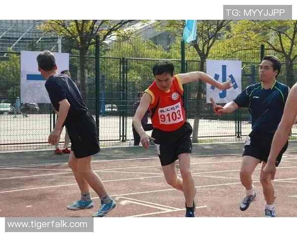 19岁足球明星帅气风采大揭秘青春洋溢的运动场上闪耀瞬间